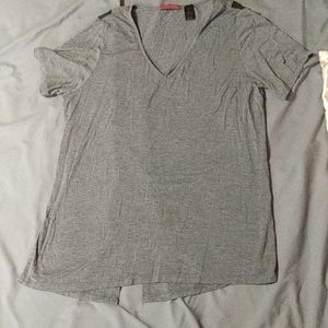 BKE red by Buckle heathered gray tshirt